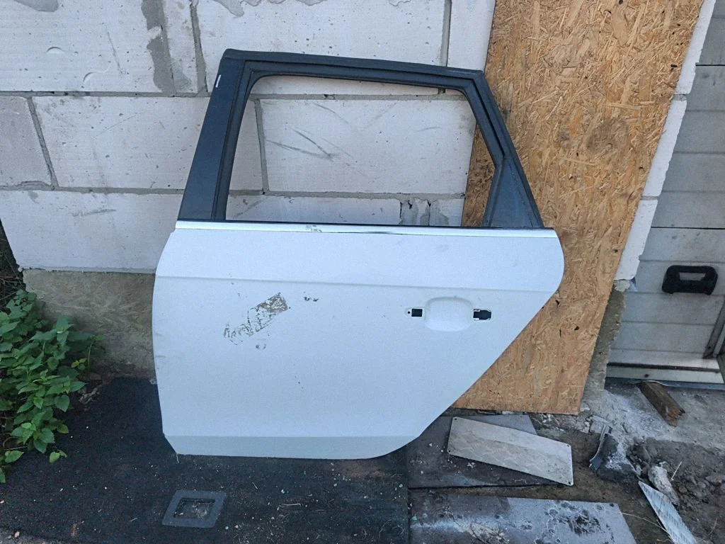 Rear door – rear left