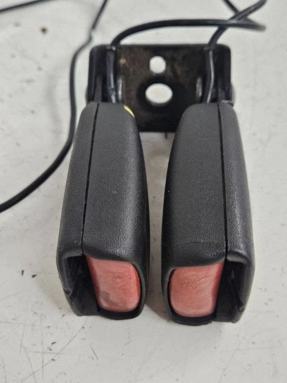 Middle seatbelt buckle (rear) 8664754