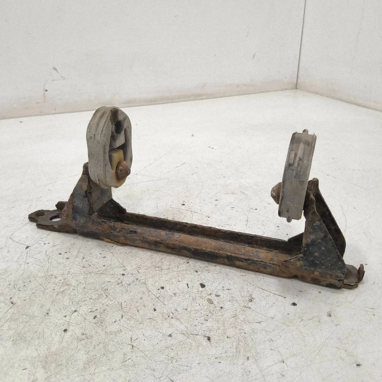 Summuti kinnitus/ hoidik – Volkswagen Touran II (2010-2016)
