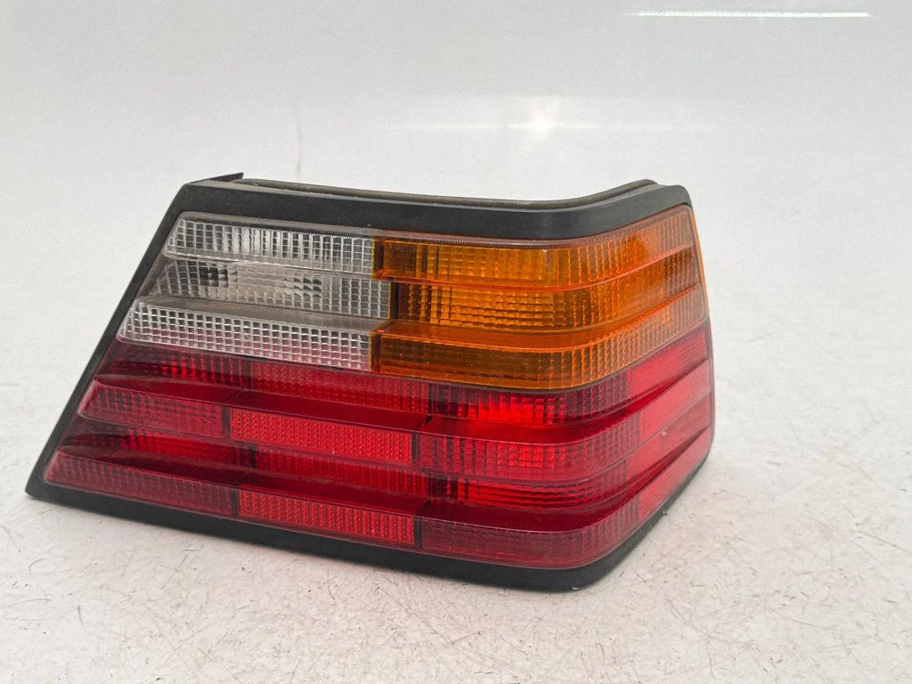 Lampa tylna w błotniku A1248208864