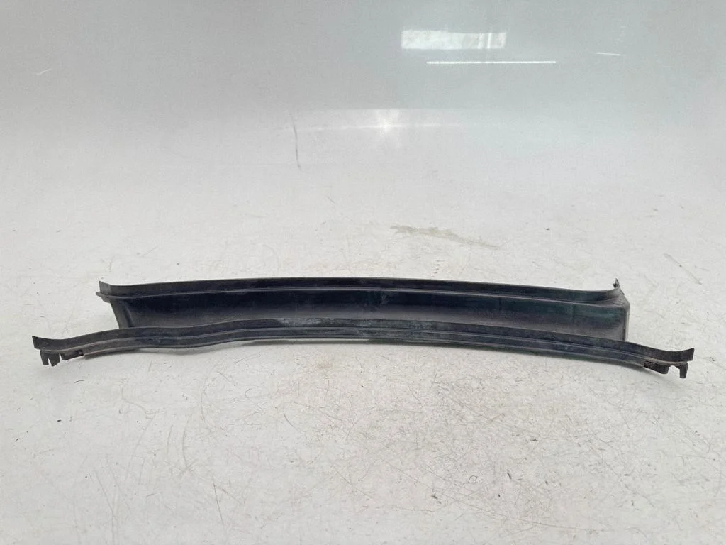 Wiper trim – Mercedes-Benz E-Class W124 (1984-1993)