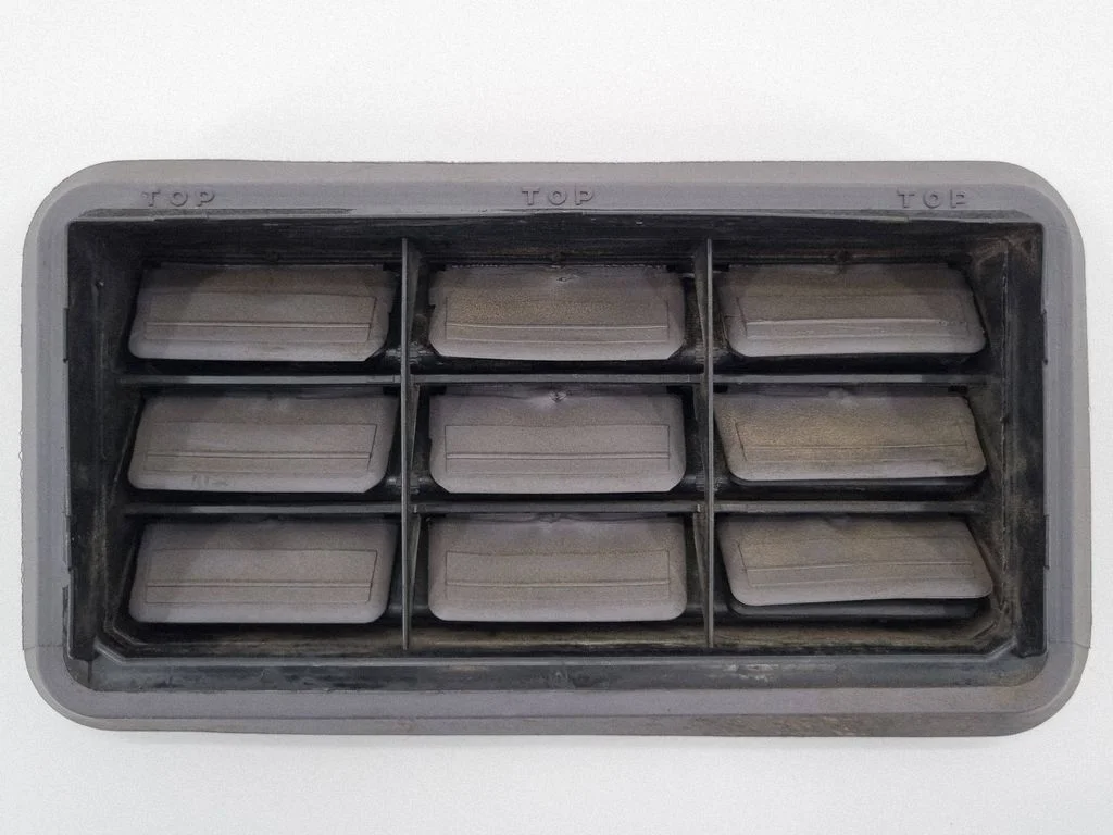 Quarter panel pressure vent