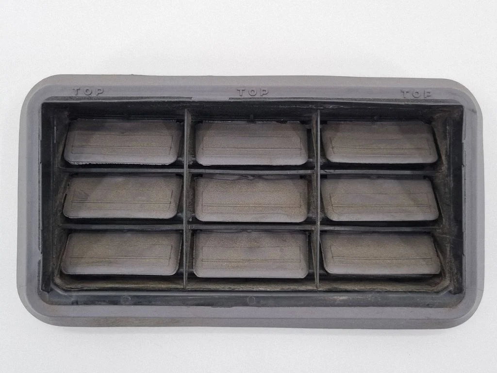 Quarter panel pressure vent
