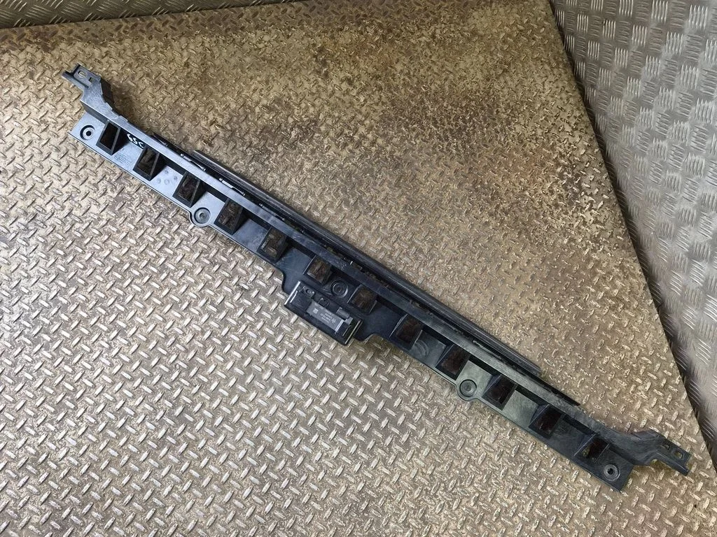 Rear bumper mounting bracket 68226564AB
