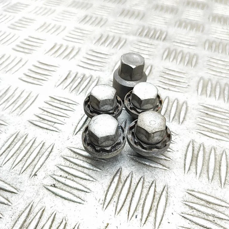 Anti-theft wheel nuts and lock – Volvo V40 (2012-2019)