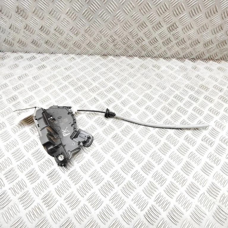 Priekšējā slēdzene (pie roktura) 5TB837015D