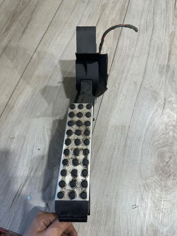 Accelerator throttle pedal 1713000104