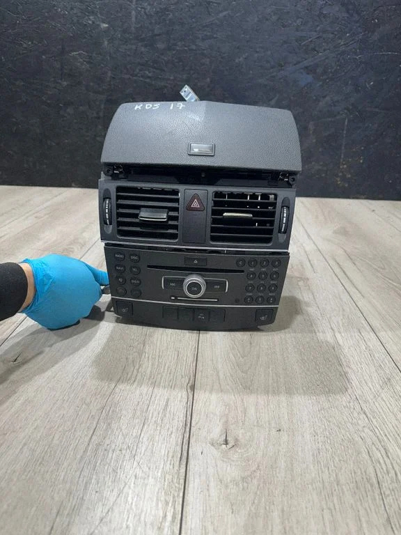Radio/CD/DVD/GPS head unit – Mercedes-Benz C-Class AMG W204 (2007-2014)