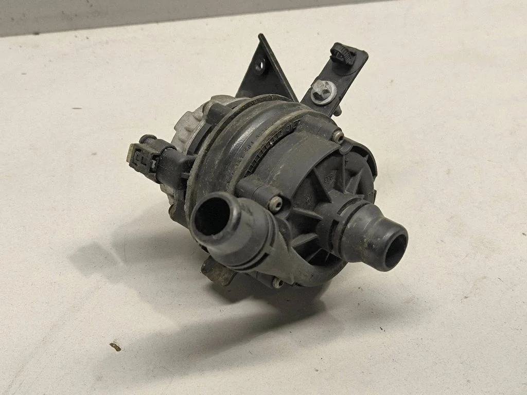 Elektriline lisatsirkulatsioonipump – Mercedes-Benz C-klass W205 (2014-2021)