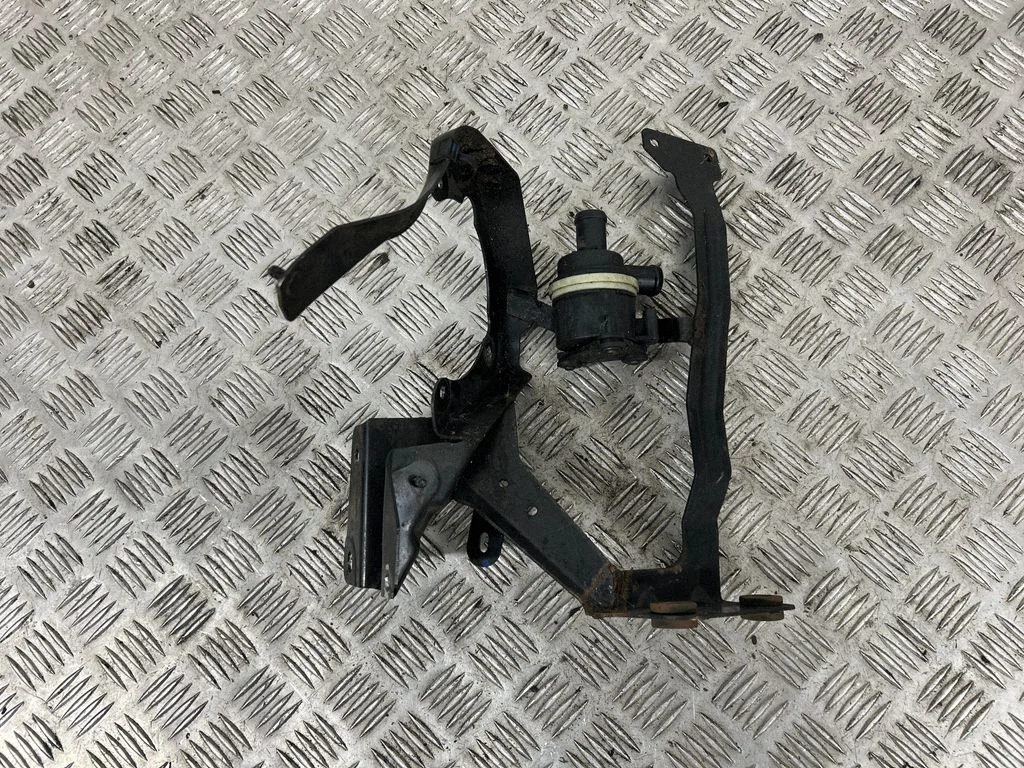 Radiator mount bracket – Audi RS5 (2010-2015)