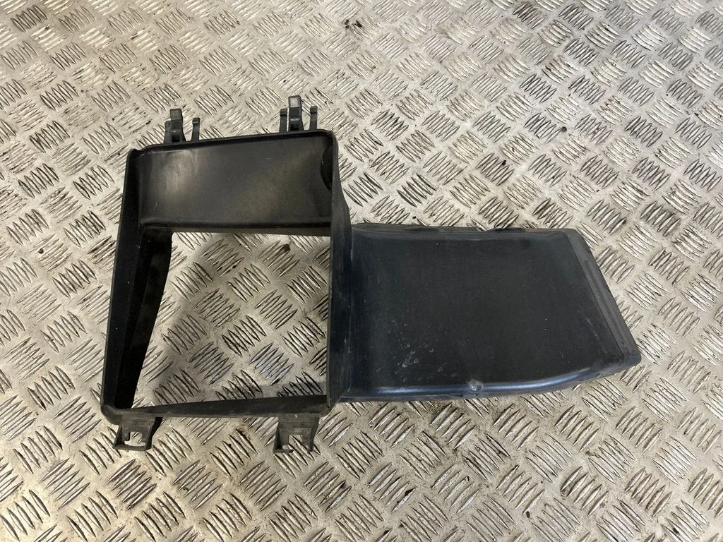 Other engine bay part 8T0121673