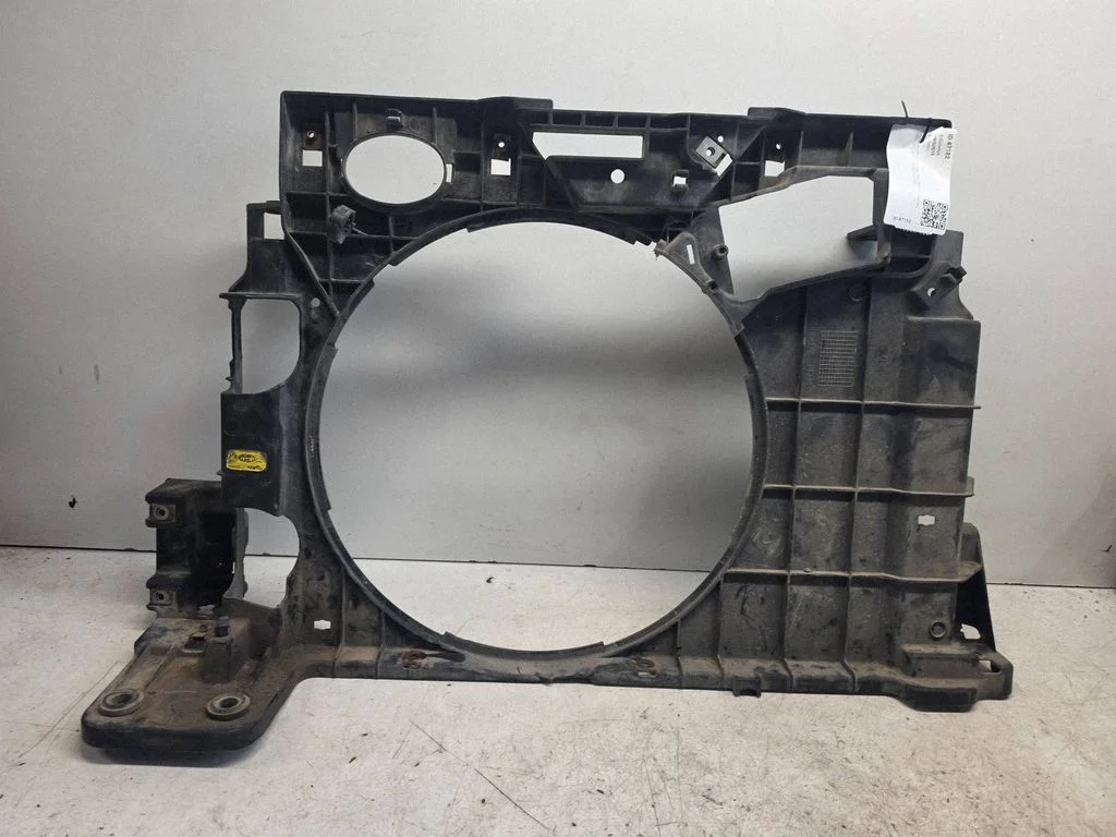 Radiator cooling fan shroud