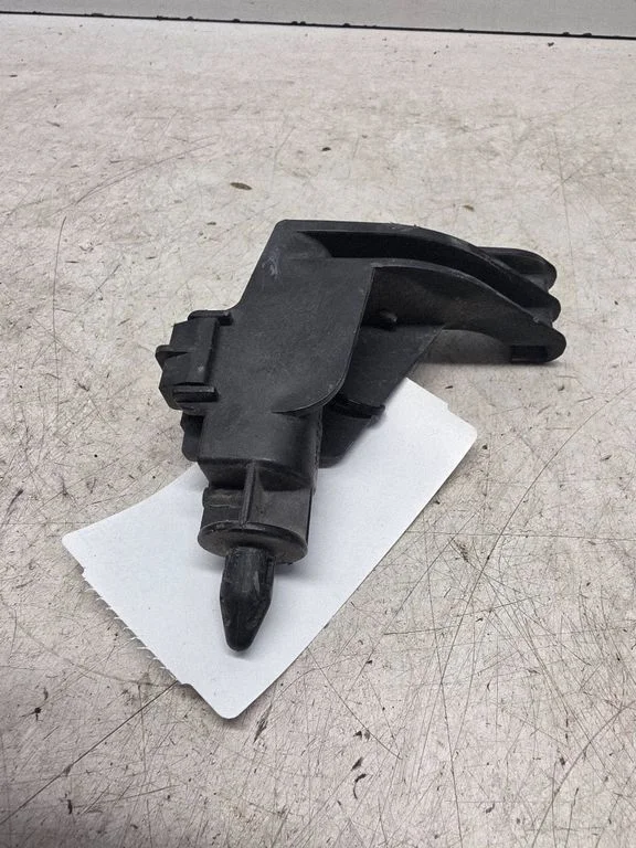 Radiator mount bracket