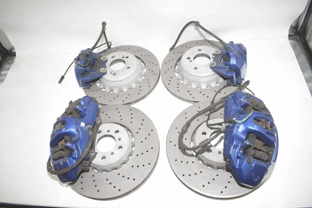 Brake discs and calipers set