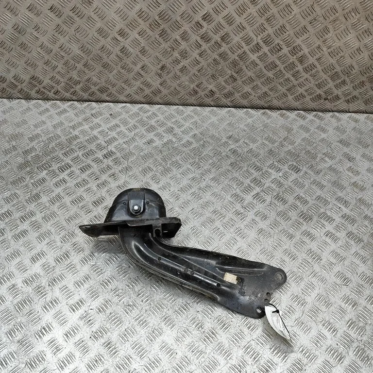 Tagumine ülemine õõtshoob 5Q0505226