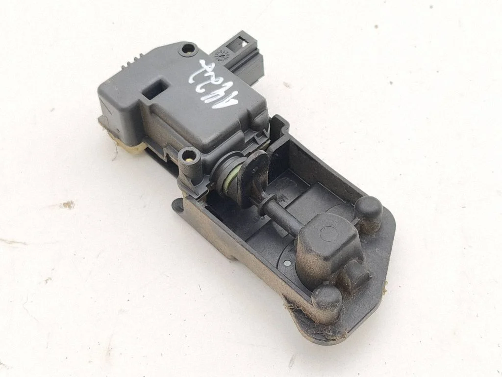 Fuel tank cap lock motor – Volvo V50 (2004-2007)