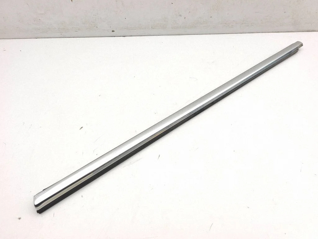 Front door glass trim molding 670034260