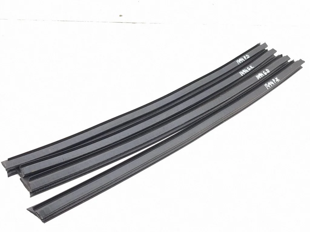 Rubber seal rear door window/glass