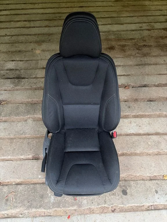 Front passenger seat 31379421