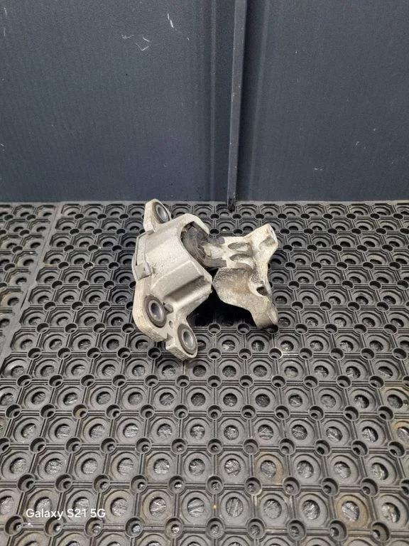 Engine mount bracket 31401307