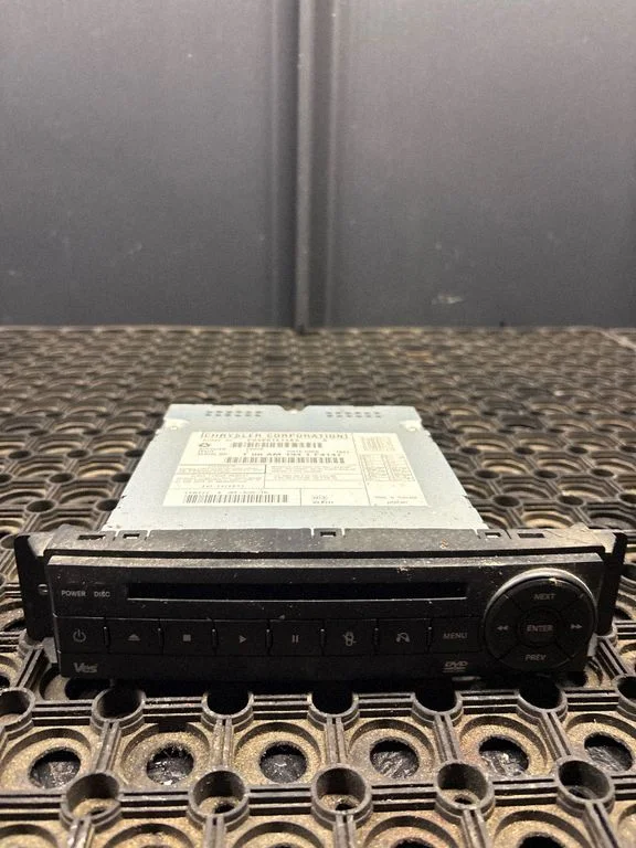 Radio/CD/DVD/GPS head unit – Chrysler Town & Country V (2008-2016)