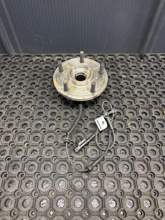 Front wheel hub