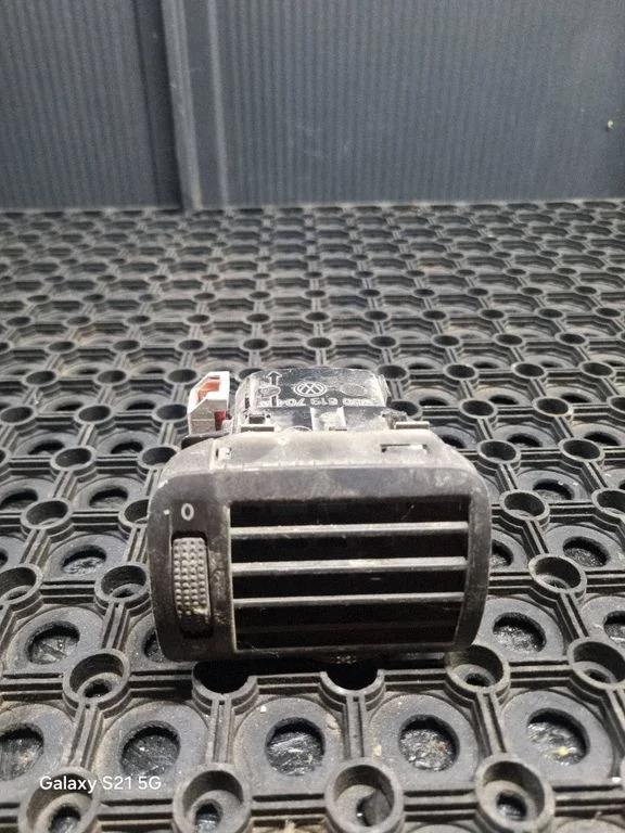 Dash center air vent grill – Volkswagen Passat B5 (1997-2000)
