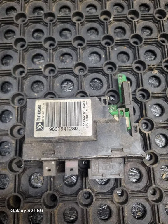Front door window regulator motor 104994105