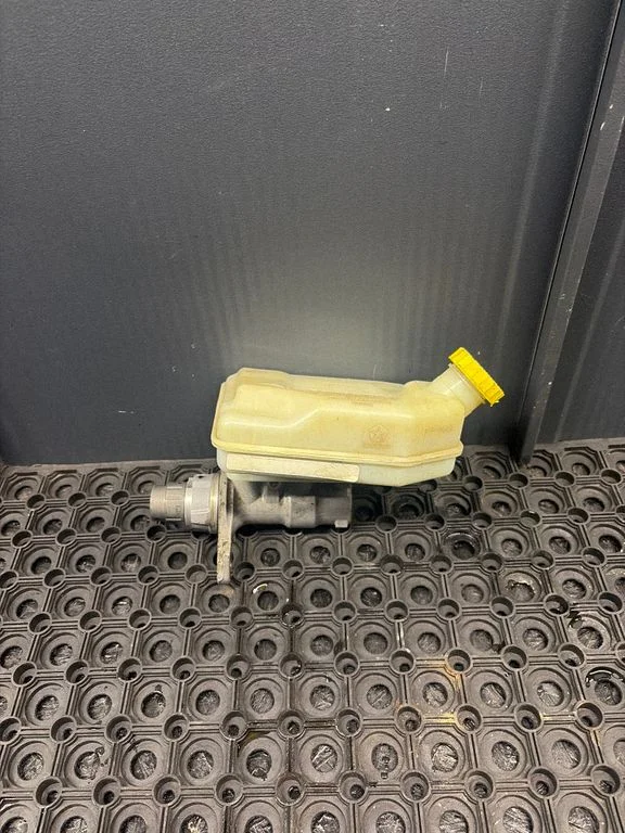 Master brake cylinder 32072583