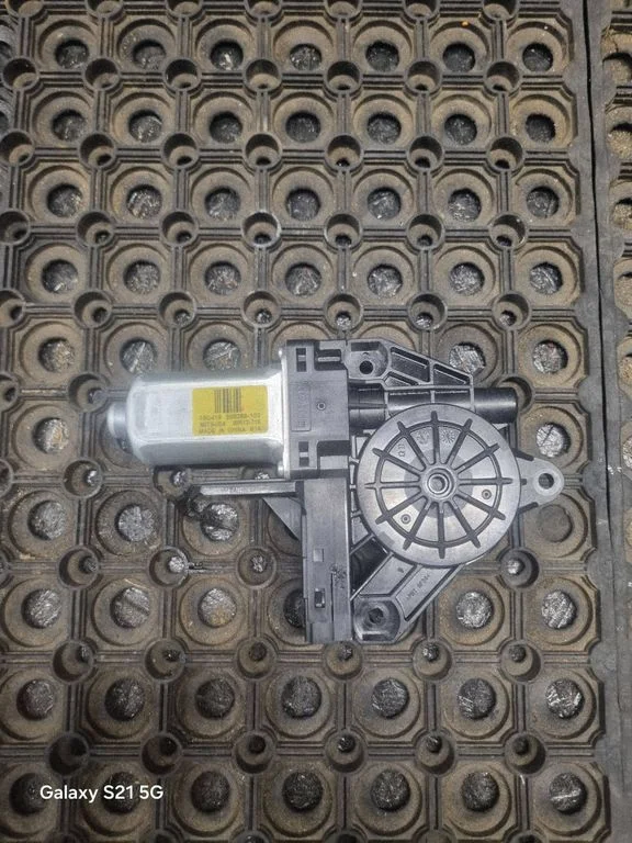 Front door window regulator motor – Volvo V60 (2013-2018)