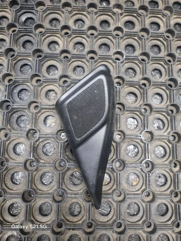 Subwoofer grill/trim – Volvo V50 (2008-2012)