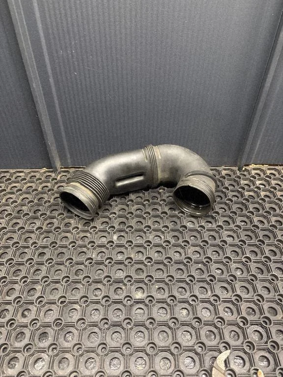 Air intake duct part – Volkswagen Touareg I (2002-2010)