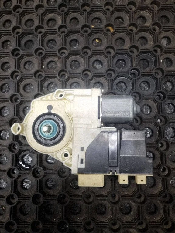 Front door window regulator motor 996393101