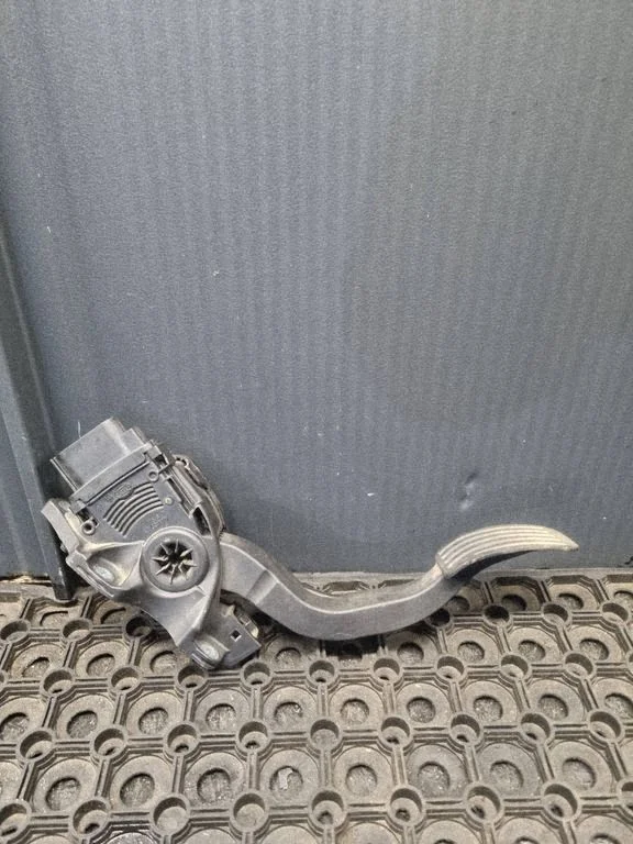 Accelerator throttle pedal 6G929F836JD