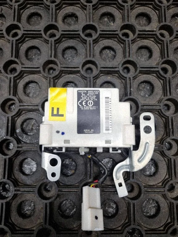 Door central lock control unit/module – Toyota Prius (XW20) (2003-2009)