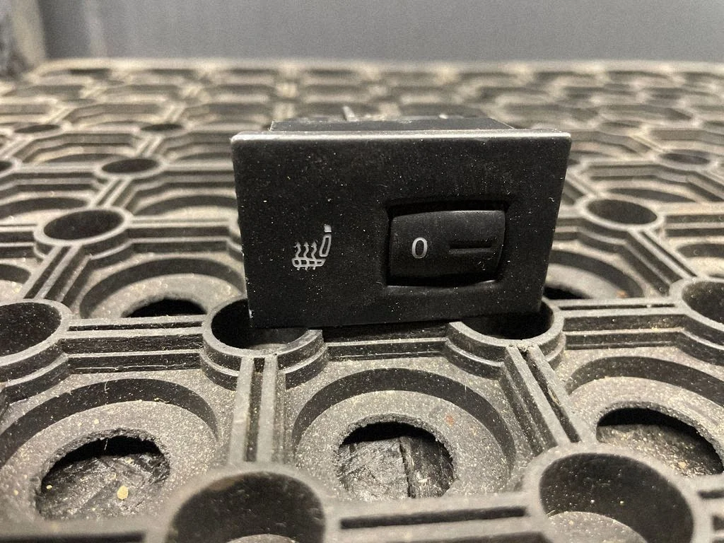 Seat heating switch – Volkswagen Touareg I (2002-2010)