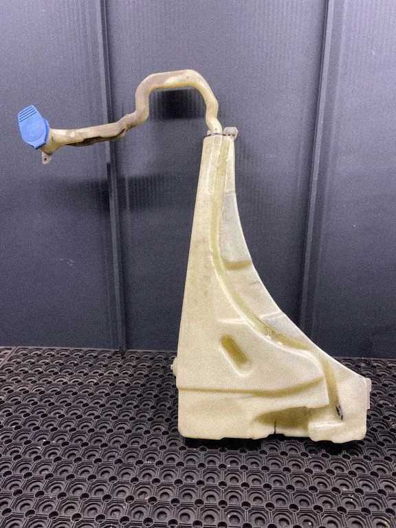 Windshield washer fluid reservoir/tank – Volkswagen Touareg I (2002-2010)