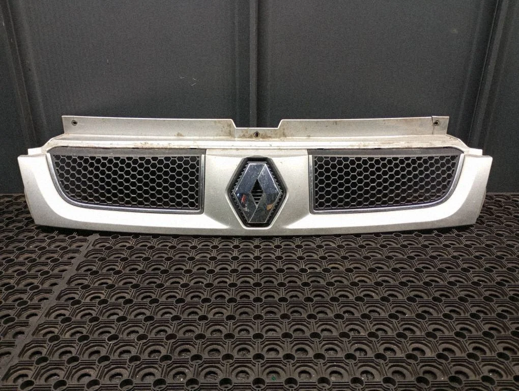 Front bumper upper radiator grill 7700313438