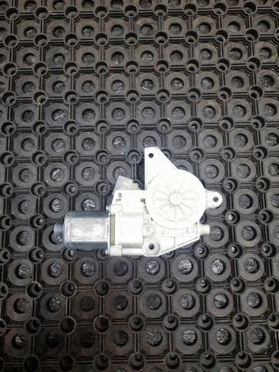 Front door window regulator motor – Mercedes-Benz E-Class W212 (2009-2016)