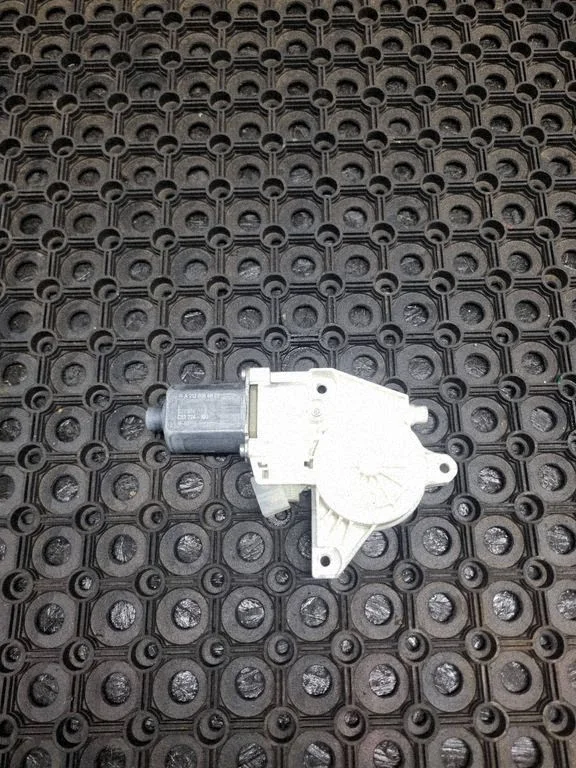 Front door window regulator motor – Mercedes-Benz E-Class W212 (2009-2016)