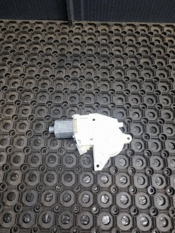 Rear door window regulator motor – Mercedes-Benz E-Class W212 (2009-2016)