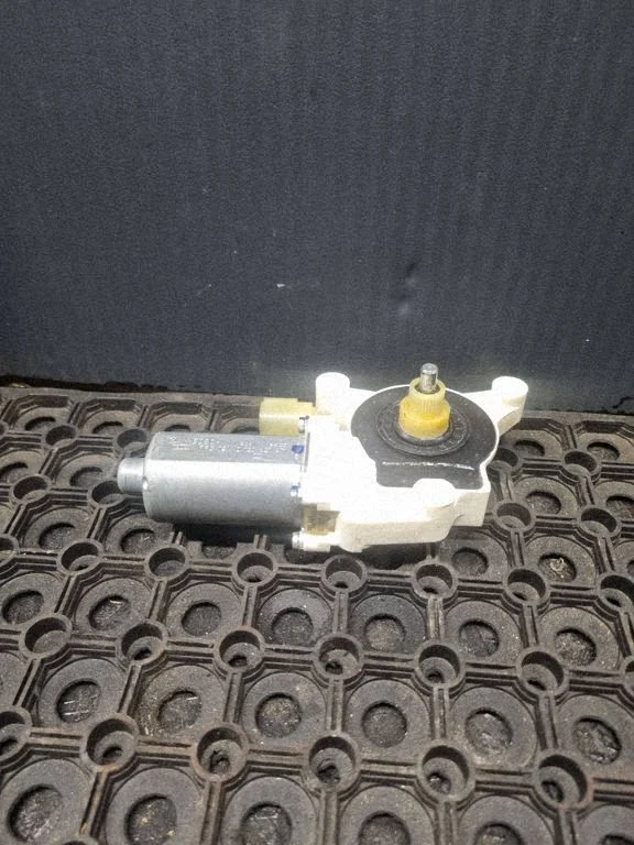 Front door window regulator motor – Chrysler Grand Voyager V (2007-2015)
