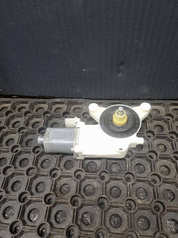 Rear door window regulator motor – Chrysler Grand Voyager V (2007-2015)