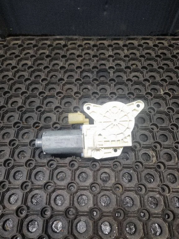 Front door window regulator motor – Chrysler Grand Voyager V (2007-2015)