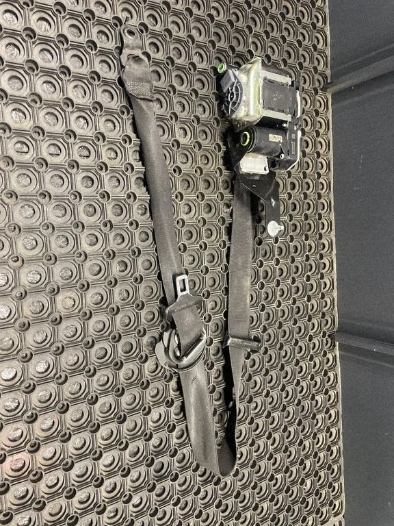 Front seatbelt 621933200E