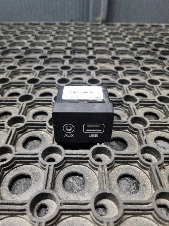 AUX in-socket connector – Hyundai i20 Active (2016-2021)