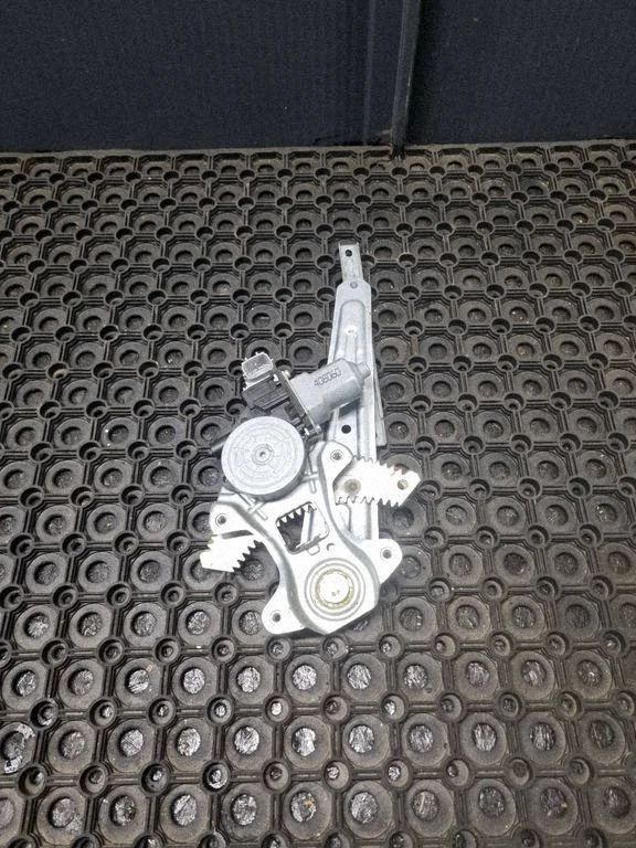 Rear door window regulator with motor 82730CV01B