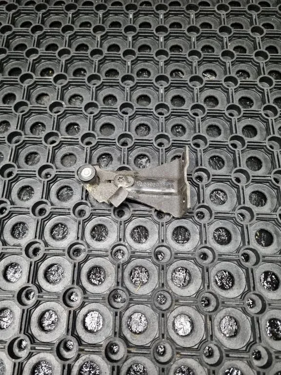 Sliding door upper roller guide/hinge – Chrysler Grand Voyager V (2007-2015)