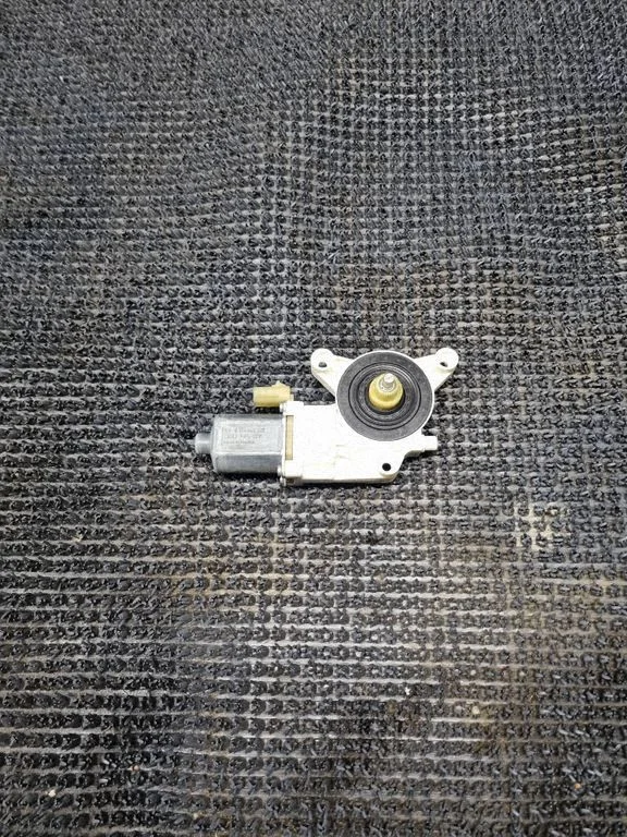 Rear door window regulator motor – Chrysler Grand Voyager V (2007-2015)