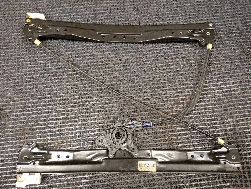 Front window lifting mechanism without motor – Chrysler Grand Voyager V (2007-2015)